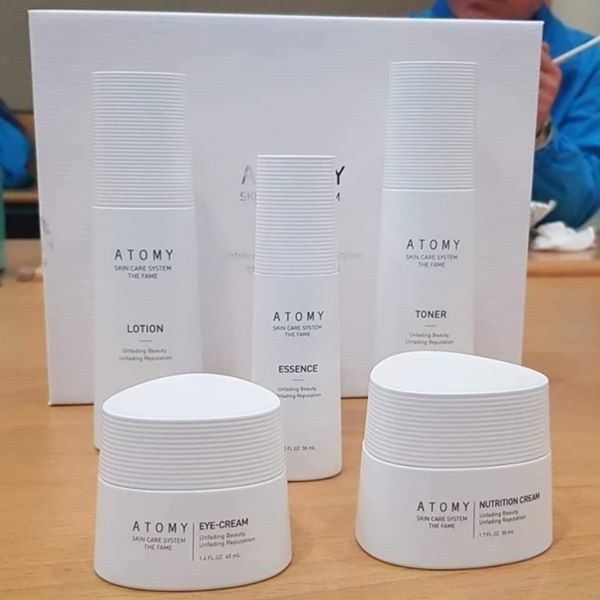Bộ mỹ phẩm 5 chăm sóc làm trắng da Skin Care System THE FAME Hàn Quốc gồm Nước hoa hồng 150ml, Tái tạo da 50ml, Dưỡng ẩm 135ml, Thâm quầng mắt 40ml, Chống lão hóa và trắng da 50ml