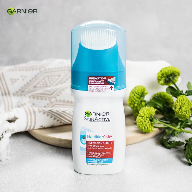 Sữa rửa mặt Garnier Skin Naturals kèm chổi massage Đức