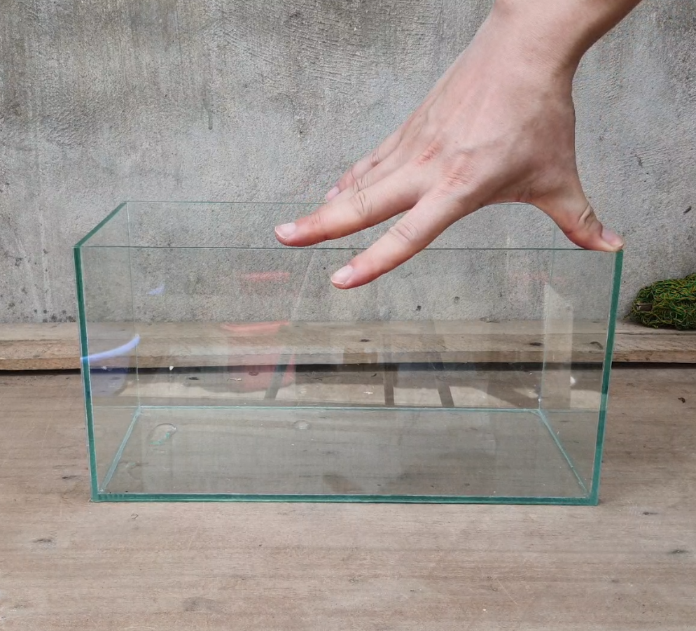 Bể cá, hồ cá dài 33 cm, rộng 15 cm, cao 17 cm, dày 4 mm - bể dán dấu keo, thành bể mài nhẵn an toàn