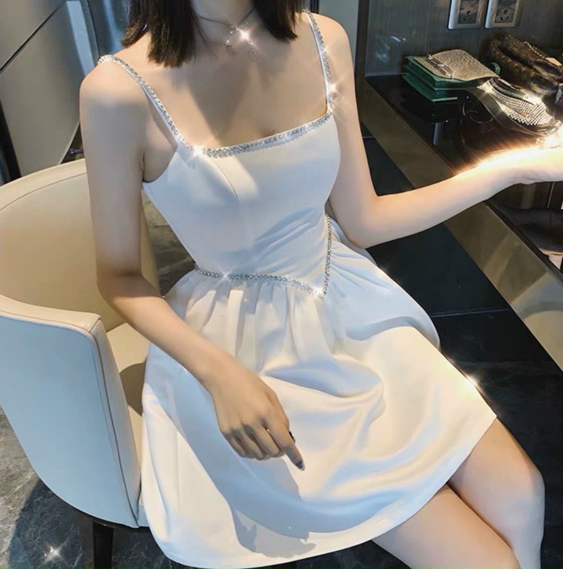 Đầm trắng xòe đính hạt chiết eo xinh xắn