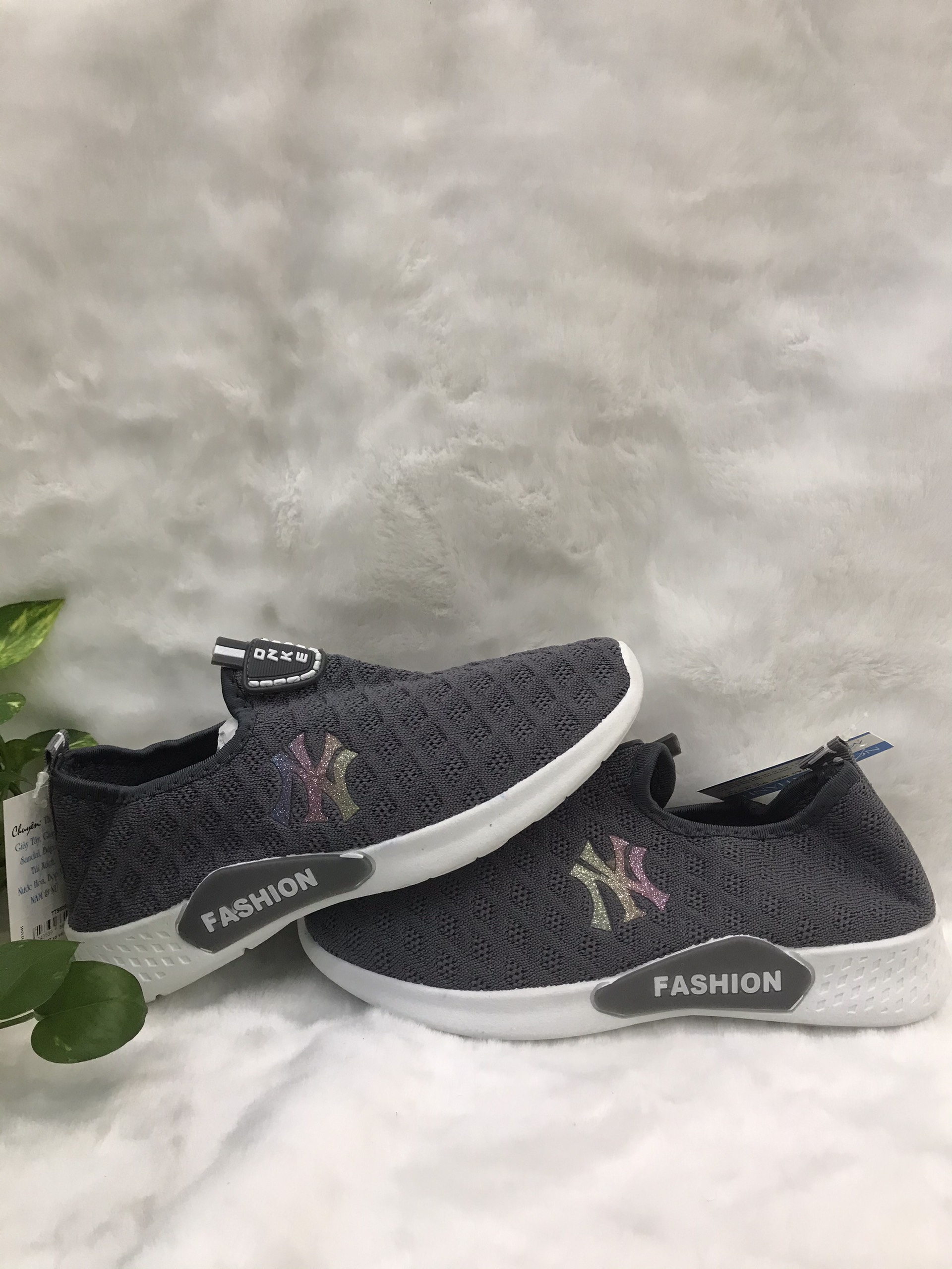 Giày sneaker nữ chữ hy