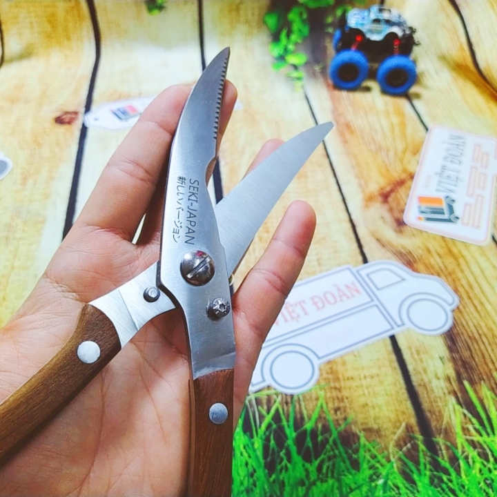 Kéo Seki Nhật Bản, chuyên cắt gà vịt và thực phẩm chín. Kéo có lò xo bật nhả / nhẩy tự động không mõi tay, chốt giữ an toàn, cán gỗ, lưởi dao thép Không gỉ, chắc chắn dễ vệ sinh