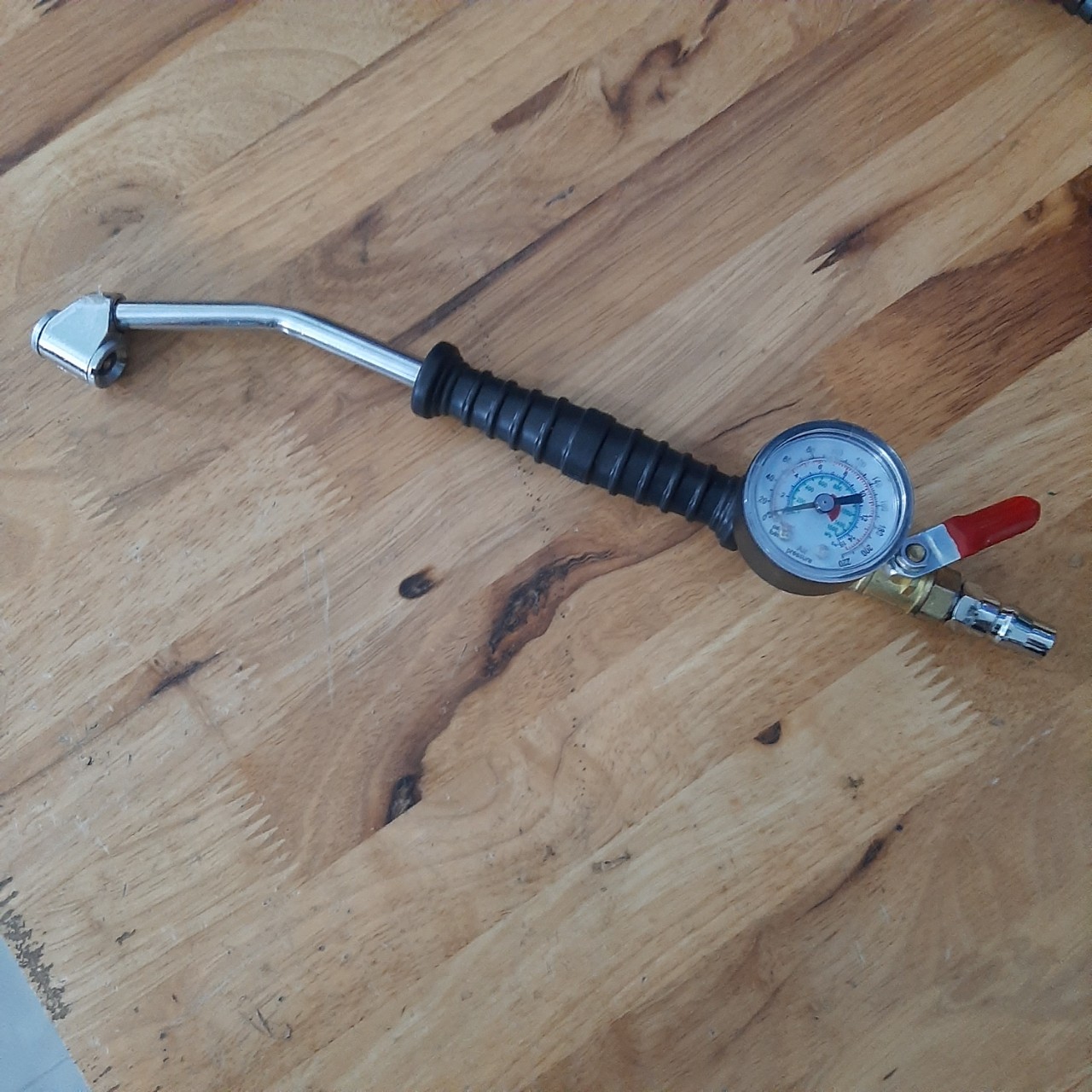 Tay bơm dí lốp xe tải có đồng hồ đo 16kg/cm2