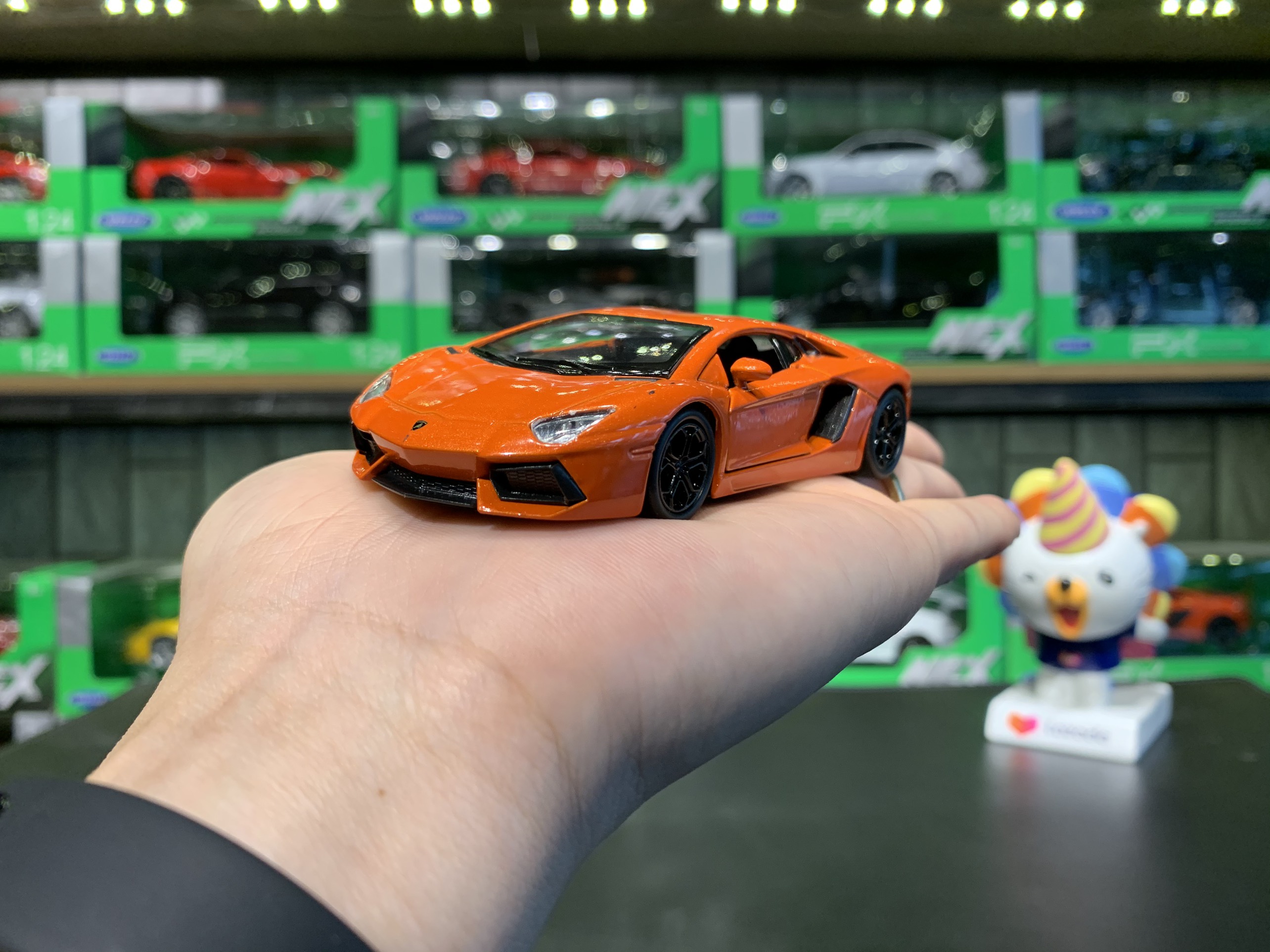 Mô hình trưng bày xe ô tô Lamborgini Aventador Lp700 tỉ lệ 1:36 hãng Welly (cam+ đen)