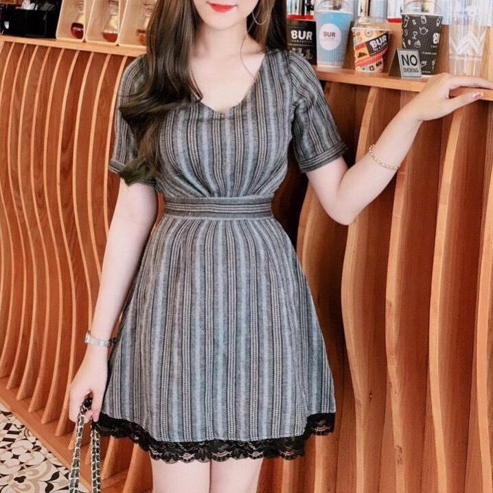 Đầm midi dáng xòe chân ren phối nút hở lưng sexy nhẹ nhàng