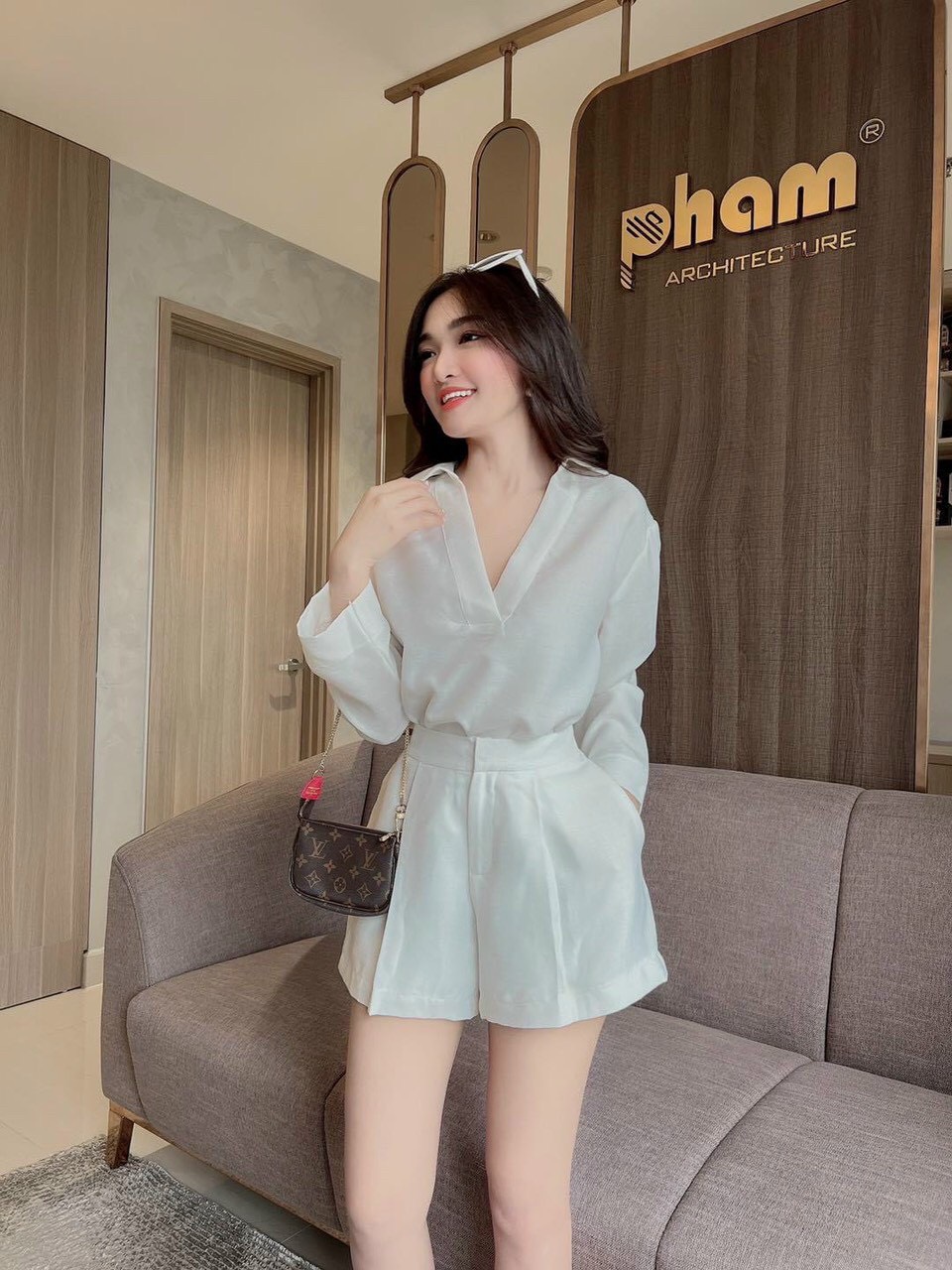 Sét đồ nữ trơn gồm áo chui đầu cổ V tay dài phối quần đùi ống rộng dây kéo siêu xinh thời trang m8979