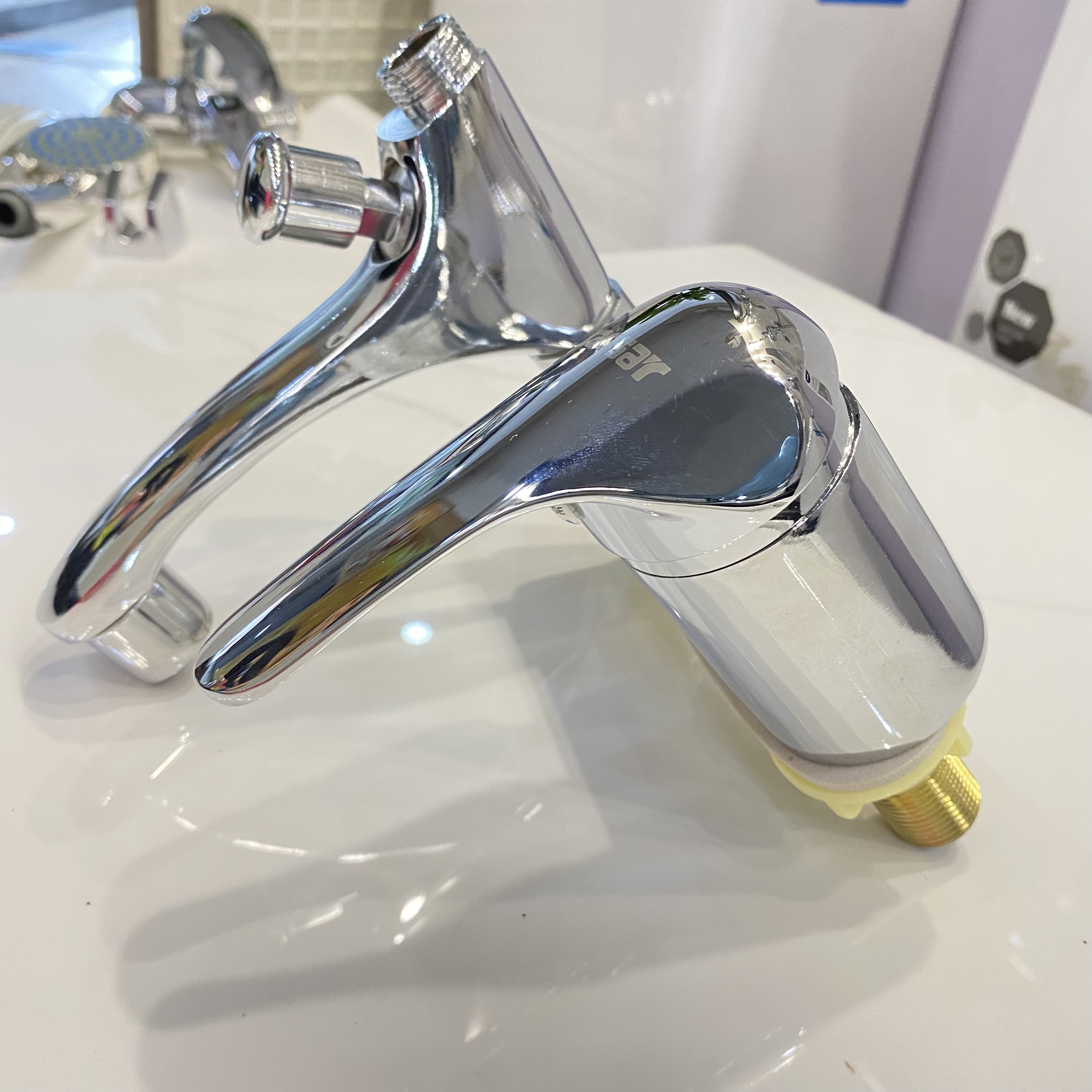 Gật gù sen liền vòi chậu lavabo