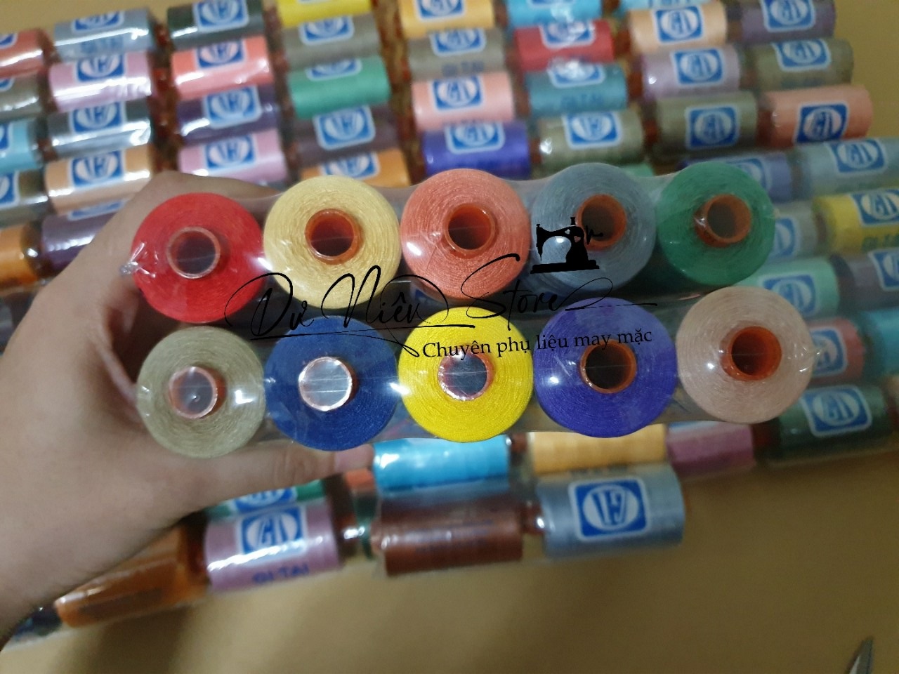 Chỉ may gitai loại tốt ống trung 900 mét đủ màu giá lẻ 1 ống.