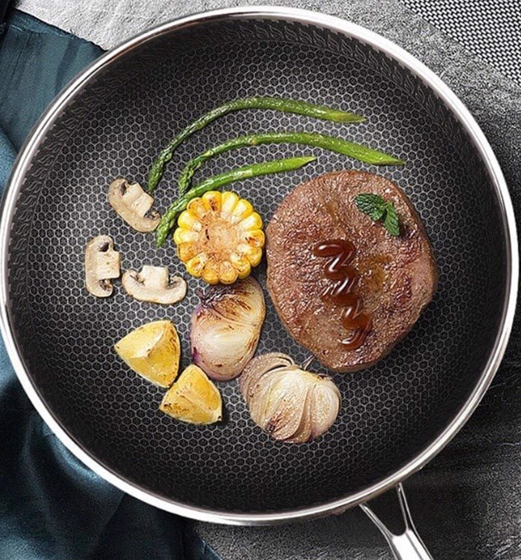 CHẢO TỔ ONG SÂU LÒNG SIÊU CHỐNG DÍNH Size 32cm - Chảo Chống Dính Inox 3 Lớp Giúp Dẫn Và Giữ Nhiệt Tốt - Dùng cho cả bếp ga lẫn bếp từ đa năng tiện dụng,Chảo chống dính inox 304 sâu lòng dạng lưới tổ ong 32cm BH 12 THÁNG