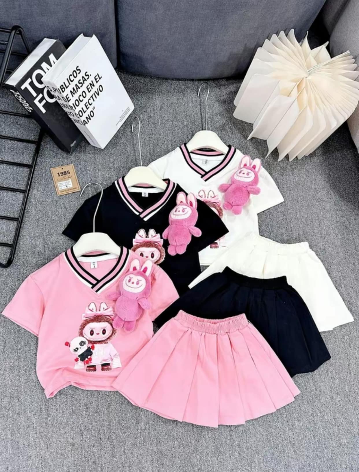 Set váy cổ tim in hình labubu cho bé gái từ 12-45kg không kèm gấu, chất vải mềm mát, hàng may kĩ.