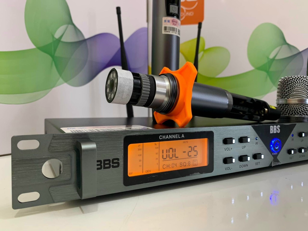 MiCRO KARAOKE KHÔNG DÂY CAO CẤP BBS K988  , HÀNG CHUẨN HÃNG , MIC THU SÓNG XA ĐẾN 200mM , CHẾ ĐỘ TỰ NGẮT MIC KHI KHÔNG SỬ DỤNG , CHỐNG HÚ CỰC TỐT , BẢO HÀNH 12 THÁNG