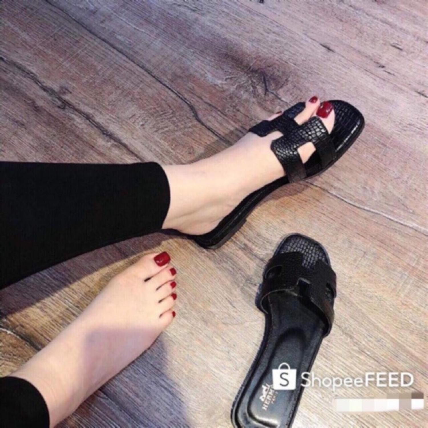 Dép lê chữ h da rắn màu đen