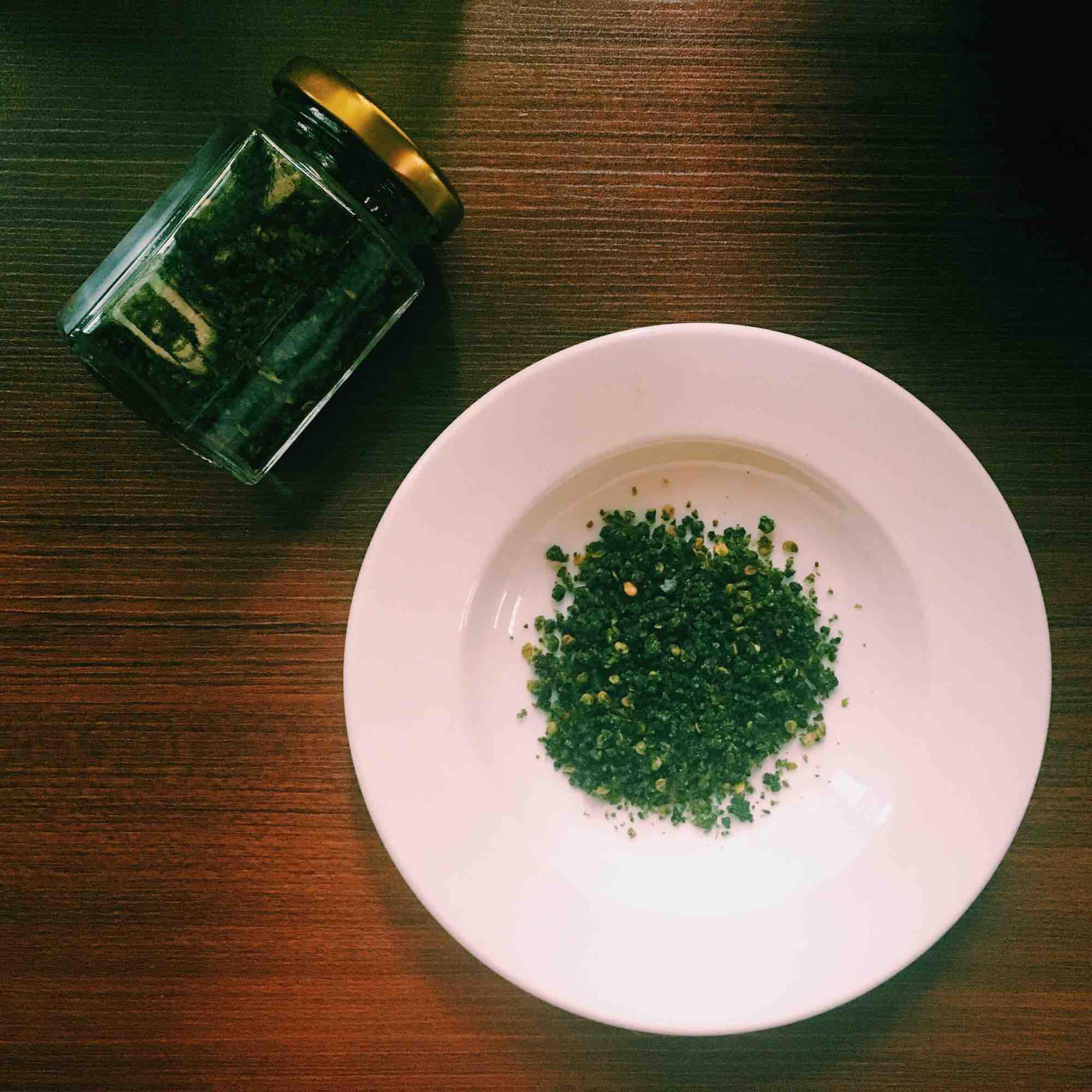 Muối tre lá é - đặc sản Gia Lai hộp 100gram