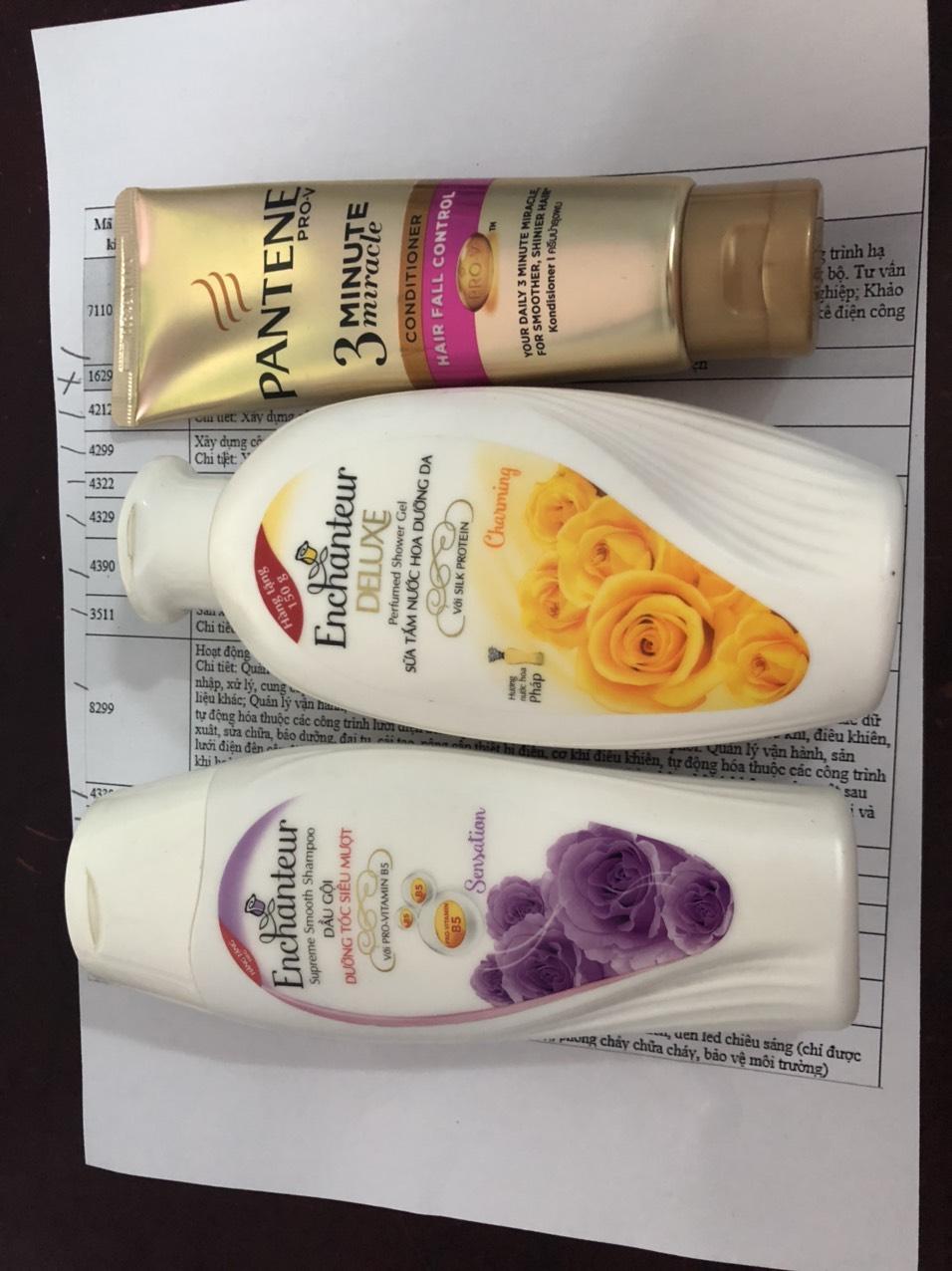 [HCM]Conbo 2 tặng 1 bao gồm: 1 chai sữa tắm enchanteur 100ml( màu ngẫu nhiên)  + 1 chai dầu gội Enchanteur 150g( màu ngẫu nhiên) + tặng 1 chai dầu xả pantene 70g