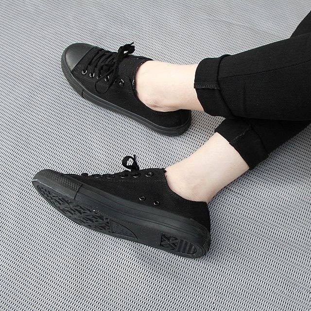 Giày sneaker cổ thấp cvs nữ màu full đen