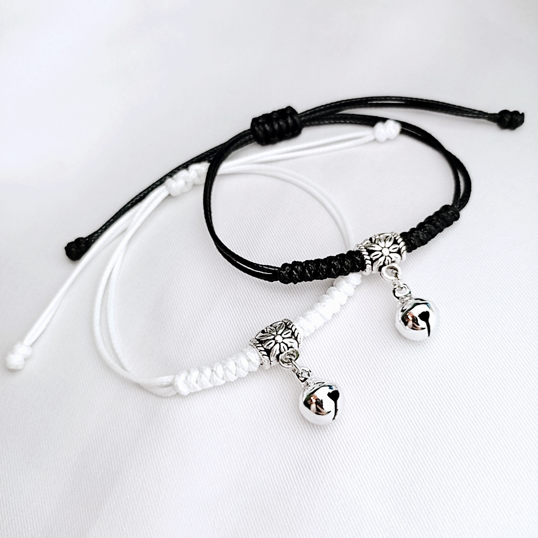 vòng tay cặp đôi Homie_JW (2 vòng) tình yêu charm lục lạc 2 màu đen trắng.