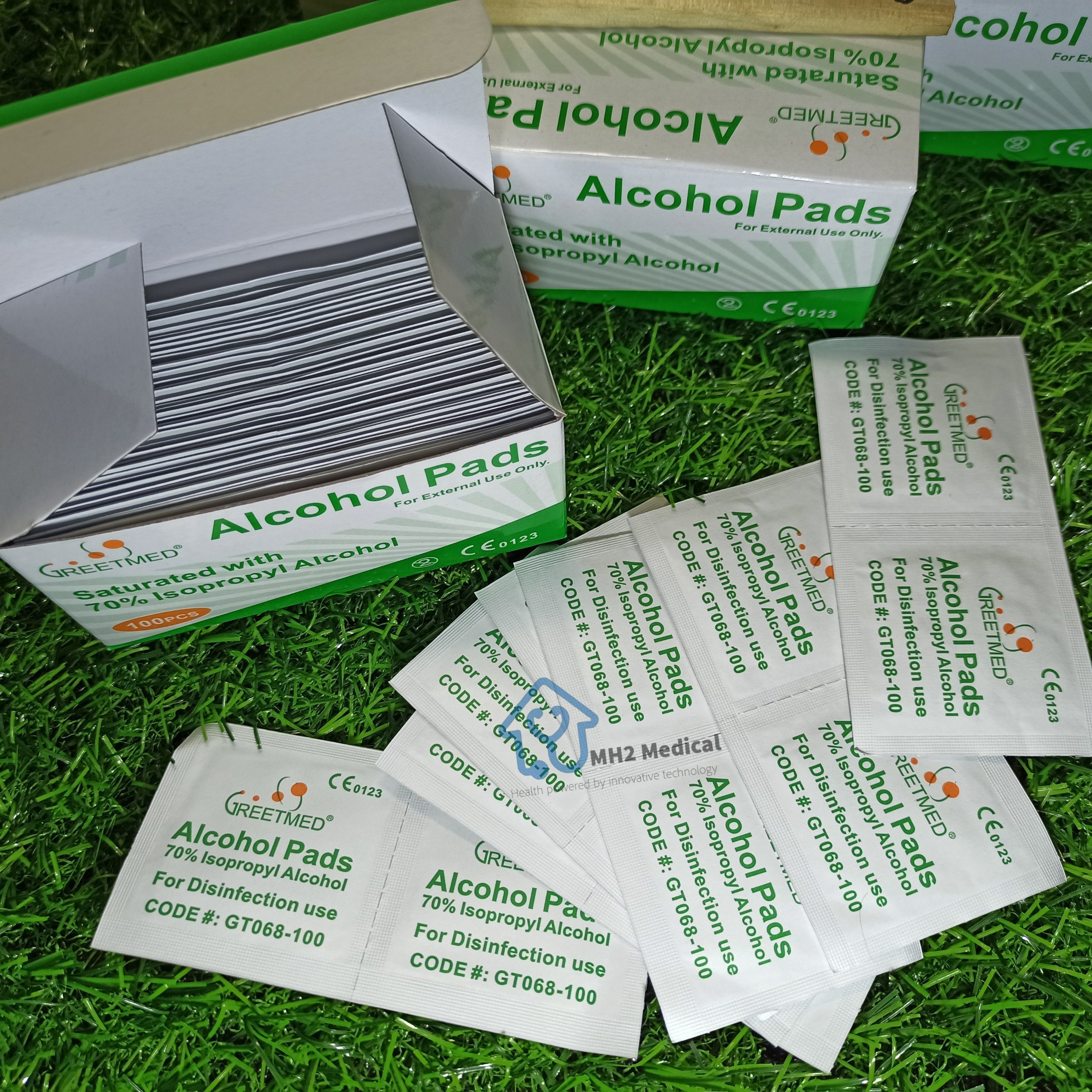 [HCM]Bông tẩm cồn 70° Greetmed - Hộp 100 miếng
