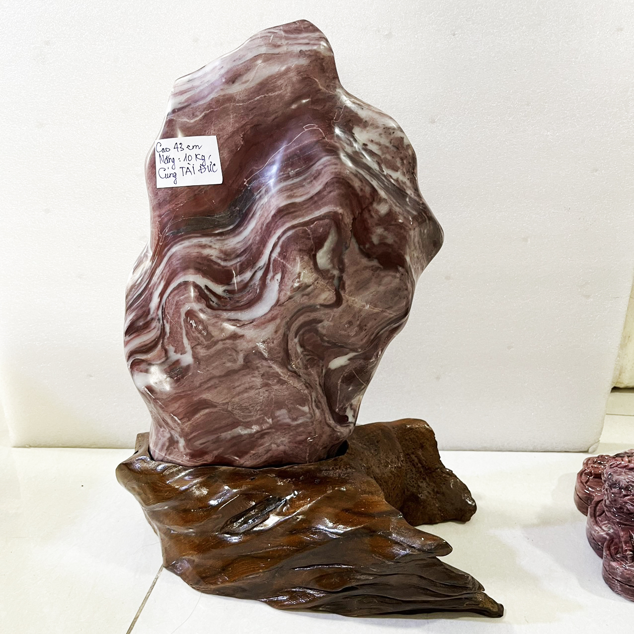 Cây đá phong thủy tự nhiên vân đỏ cao 43cm, nặng 10 kg, CUNG TÀI ĐỨC CHO NGƯỜI MỆNH THỔ VÀ HỎA đế gỗ
