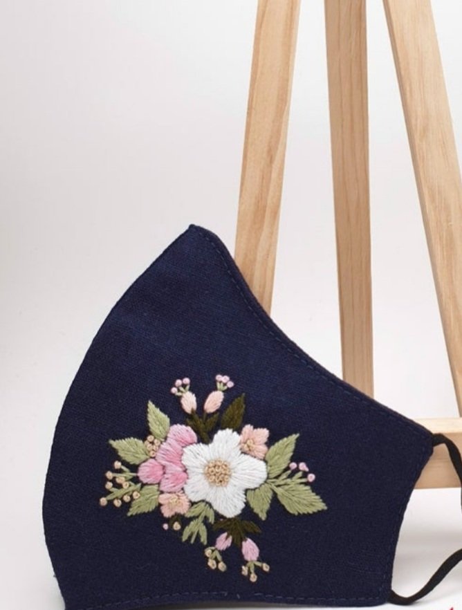 Khẩu trang vải linen thêu tay