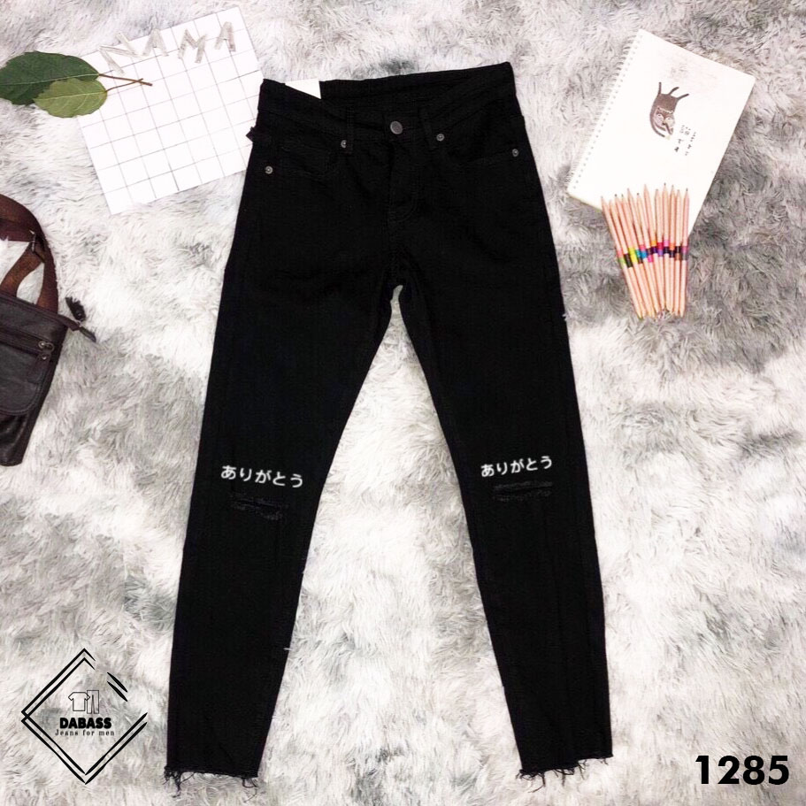 [HCM]Quần Jean Nam Quần Bò Nam Màu Đen Thêu Chữ Hàn Quốc Rách Hai Gối Cá Tính Form Quần Slimfit Chất Vải Jean Dày Dặn Mang Đến Cảm Giác Thoải Mái