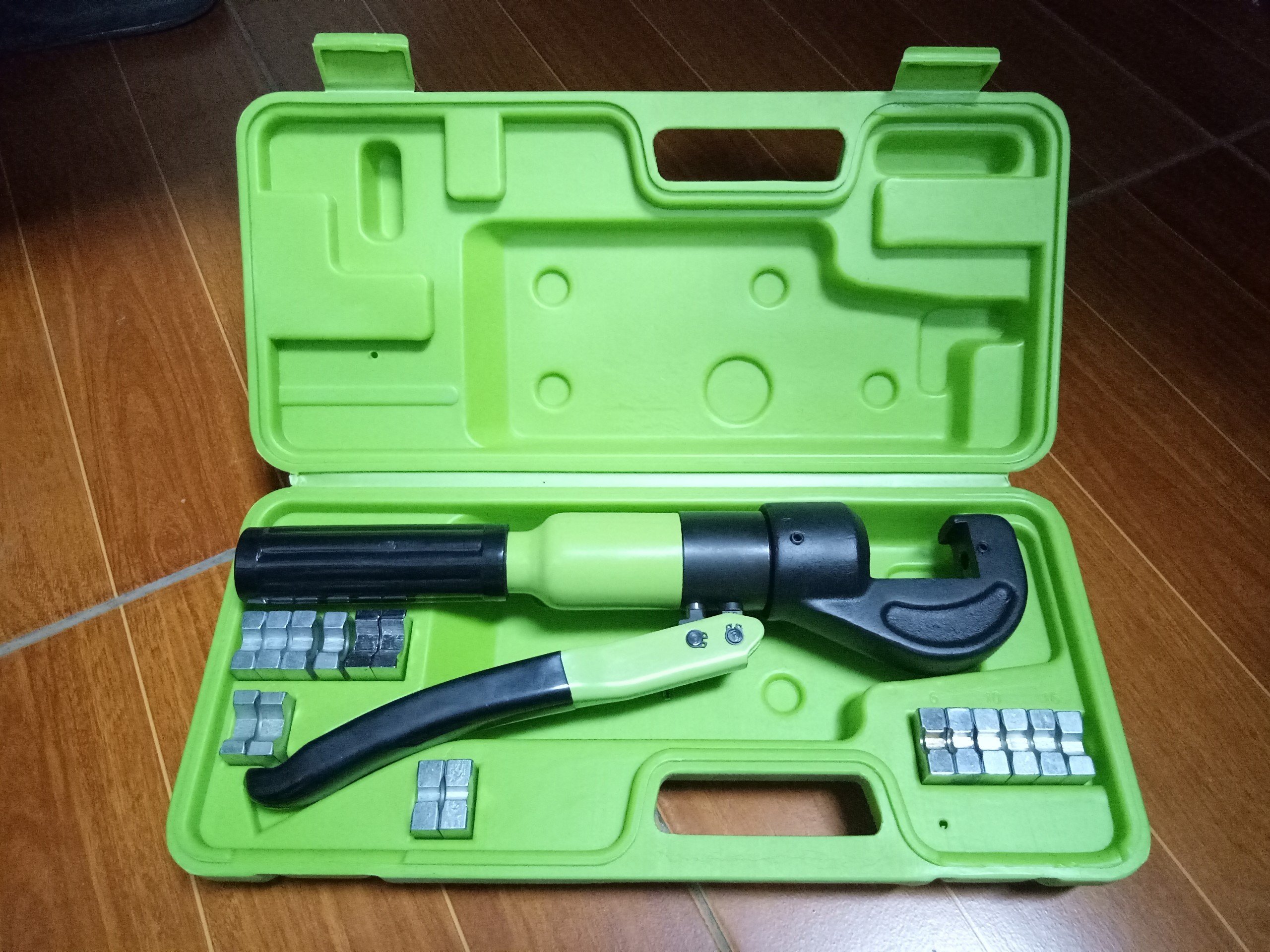 Kìm cắt cáp hy 12a kcb - tích hợp sẵn bơm thủy lực trên thân kìm