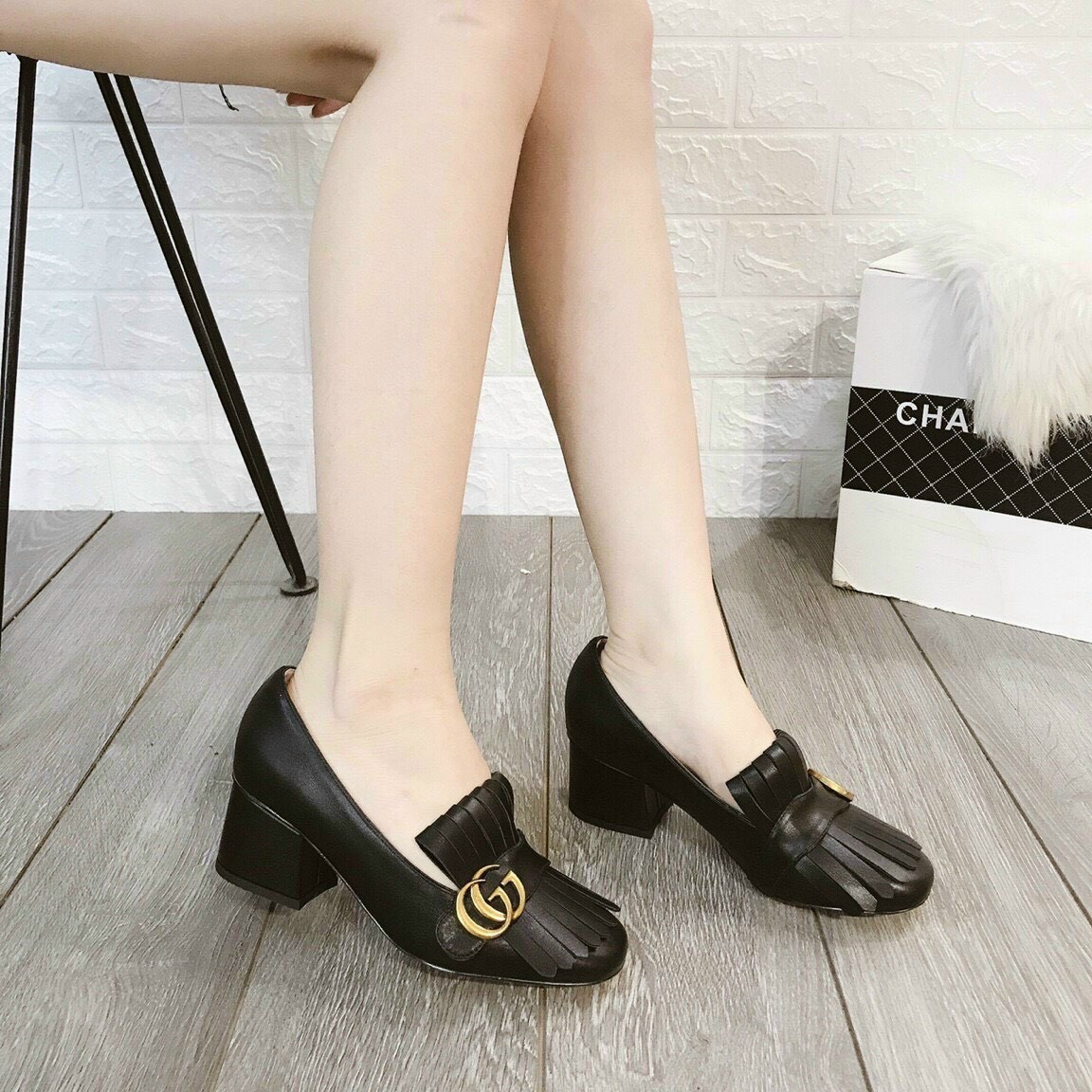 Đầm cao gót về hai màu đen trắng 5p
