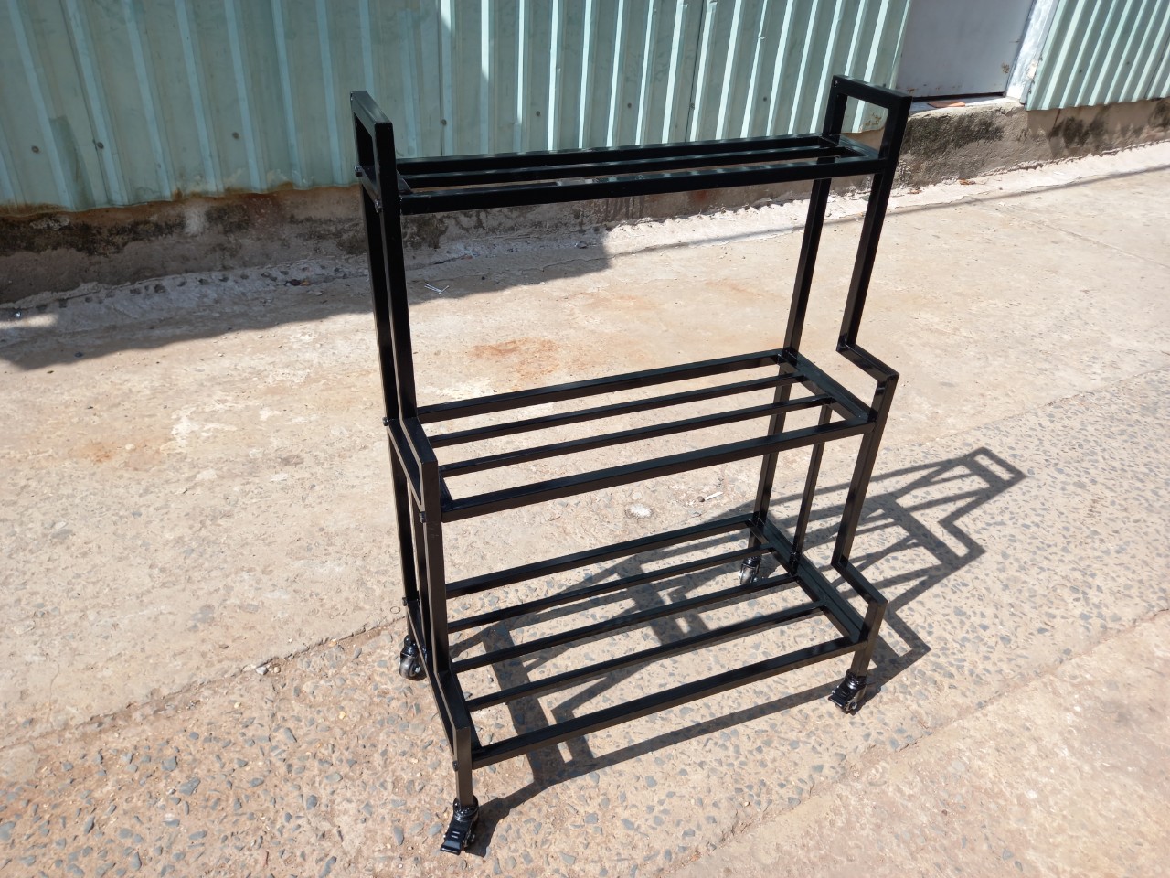 Kệ sắt 3 tầng để chậu cây - kệ để chậu hoa cây cảnh 3 tầng trong và ngoài trời