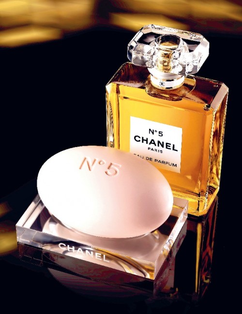 Nước Hoa Nữ Bán Chạy N5 Vàng 100ml- một biểu tượng của vẻ đẹp cổ điển và quý phái có sức ảnh hưởng đến nhiều phụ nữ phải choáng váng, ngây ngất bởi cảm giác như đang đi lạc vào giữa rừng bát ngát hương hoa .