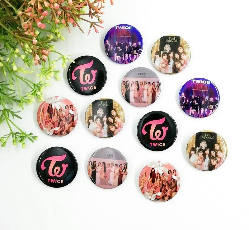 Set 2 huy hiệu Twice mẫu khác nhau