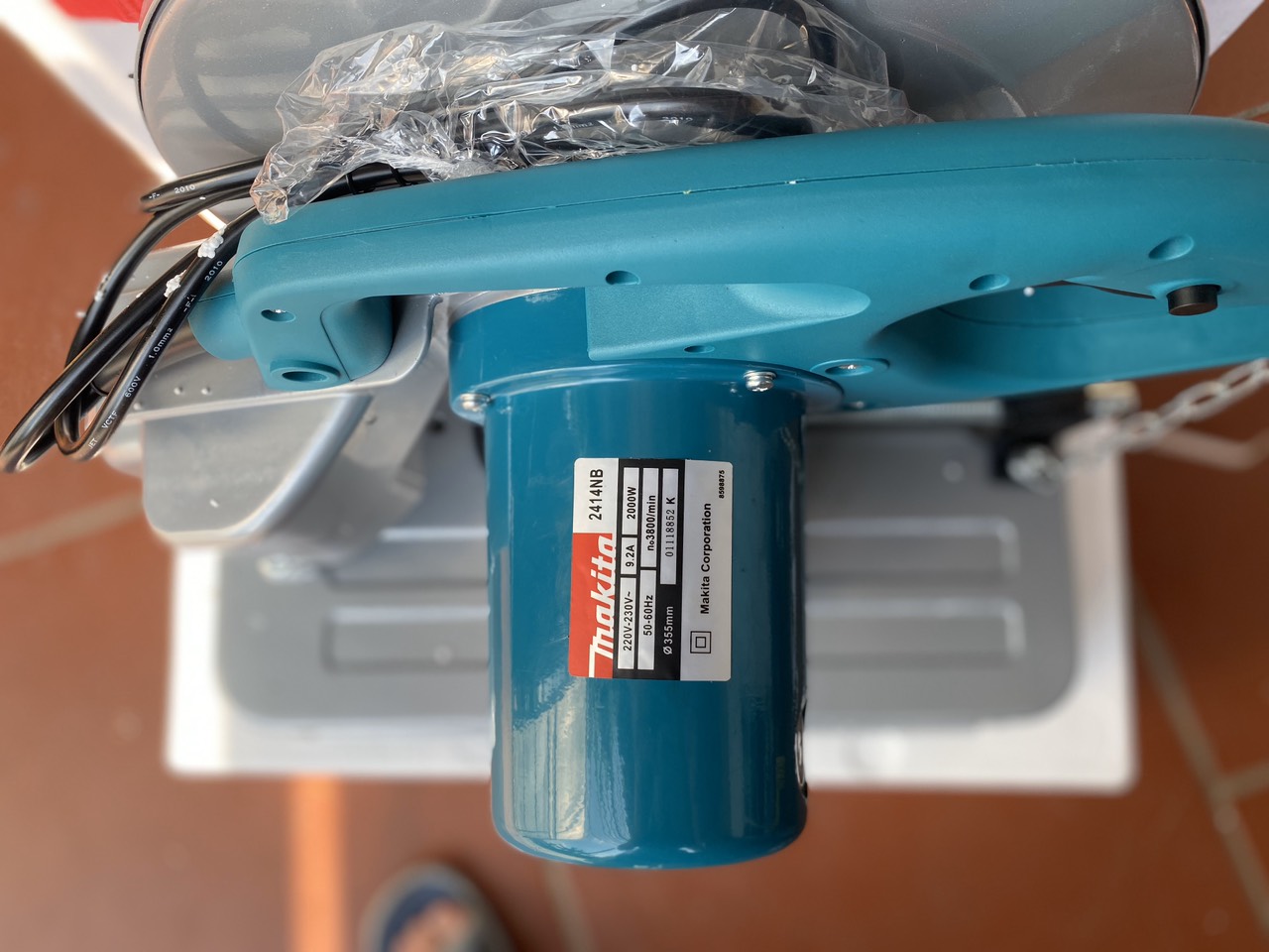 Máy cắt sắt bàn makita 2414NB.