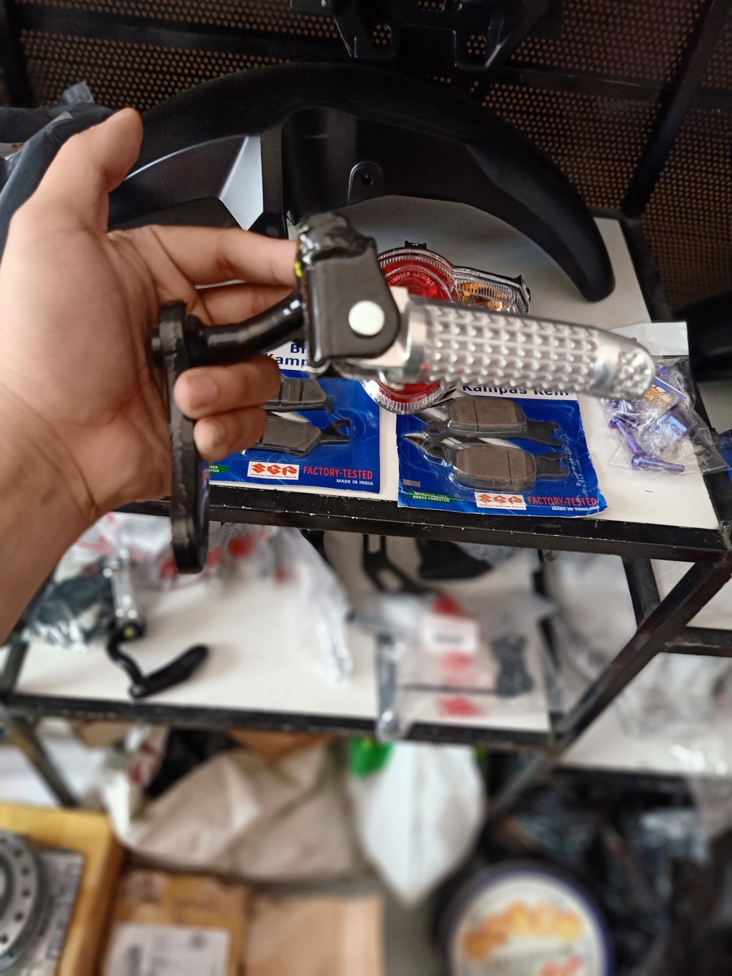 Gác chân trước bên phải satria fi raider fi