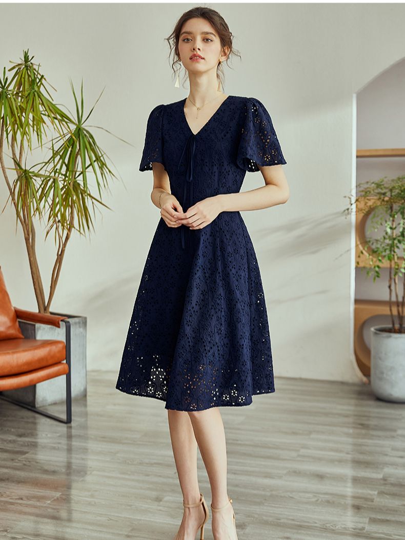 Đầm ren cổ tim màu xanh đen tay loe dáng xòe