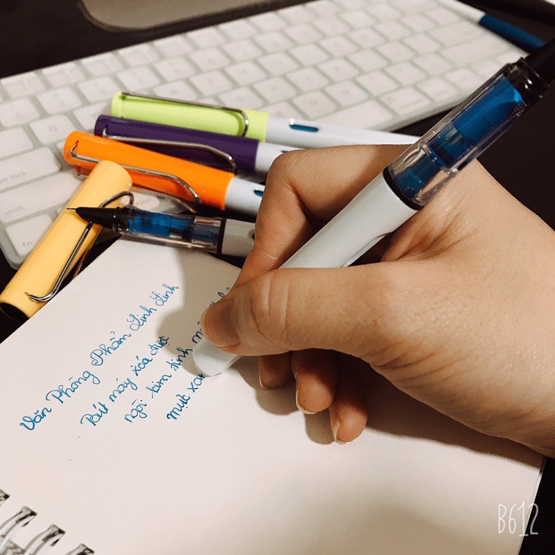 Bút Máy Xoá Được Mực Xanh Đen Tím