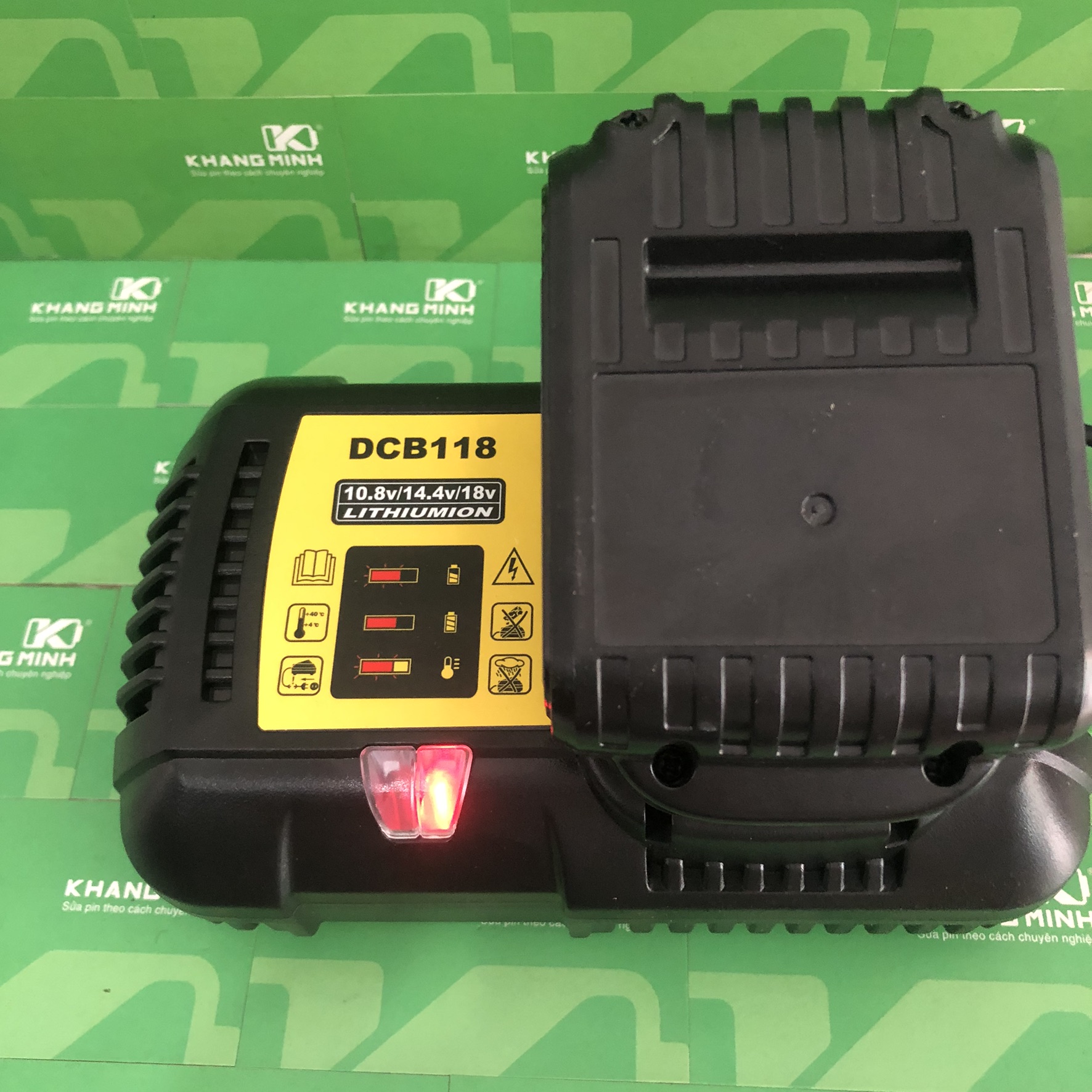 Sạc pin dewalt 10.8v - 14.4v - 20v sạc được pin hãng và pin đóng mới
