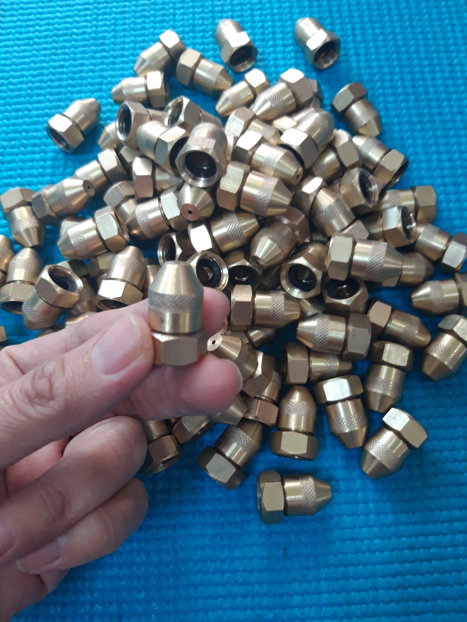 Béc đồng phun sương tưới cây chân ren 21mm hoặc 13mm