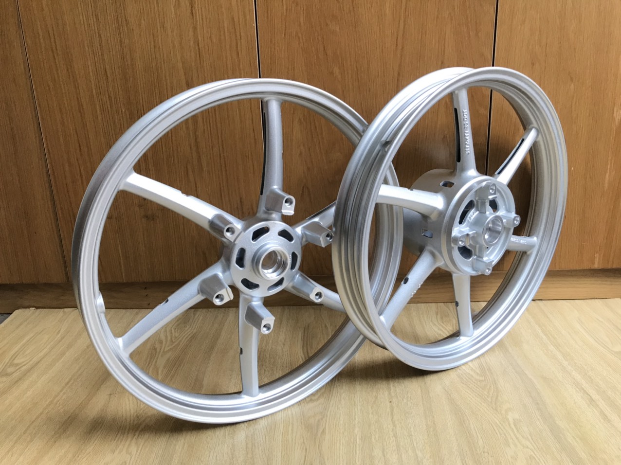 MÂM VÀNH ĐÚC XE MÁY 6 CÂY KIỂU NHƯ RCB BẢN 1.6 VÀ 1.85X17 DÀNH CHO WINNER V-THẮNG THƯỜNG RÁP LÊN ZIN THEO XE KHÔNG CHẾ CHÁO