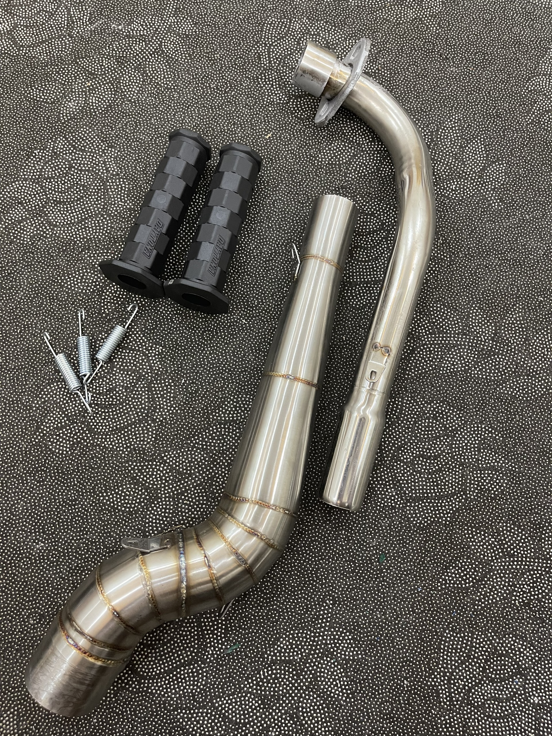 Cổ Pô  2 Khúc Cho Mọi Dòng Xe số Tặng 3 Lò xo + 1 Đôi Bao Tay