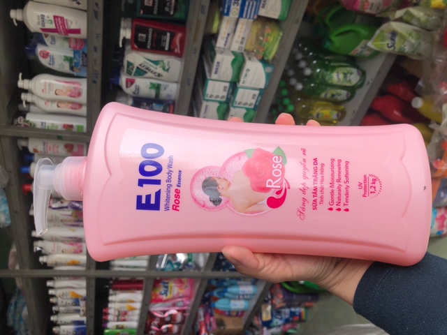 Sữa tắm E100 trắng da hương hoa hồng chai 1.2L