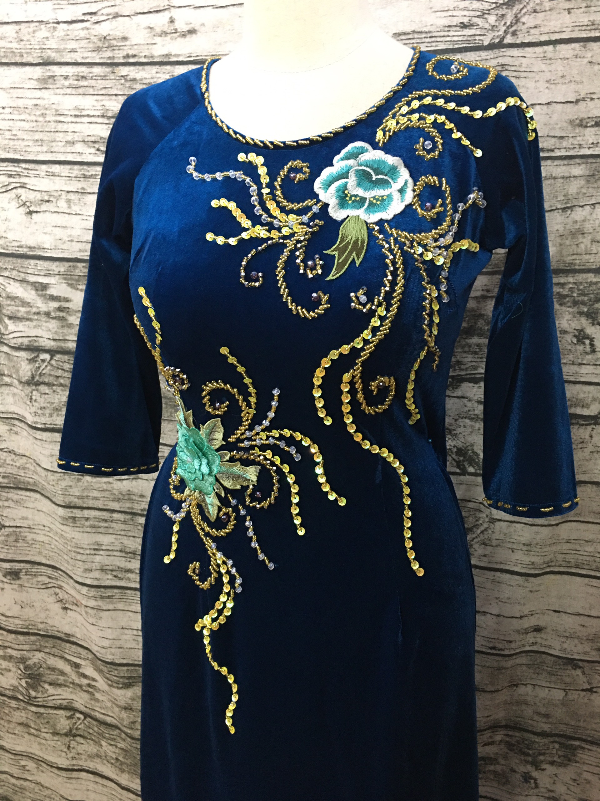 Áo dài may sẵn, chất vải nhung đính kết cực đẹp, cực sang trọng. Bên em bao chỉnh sửa cho vừa số đo của quý khách nhé! Chat với shop để được tư vấn ạ. Thanks!