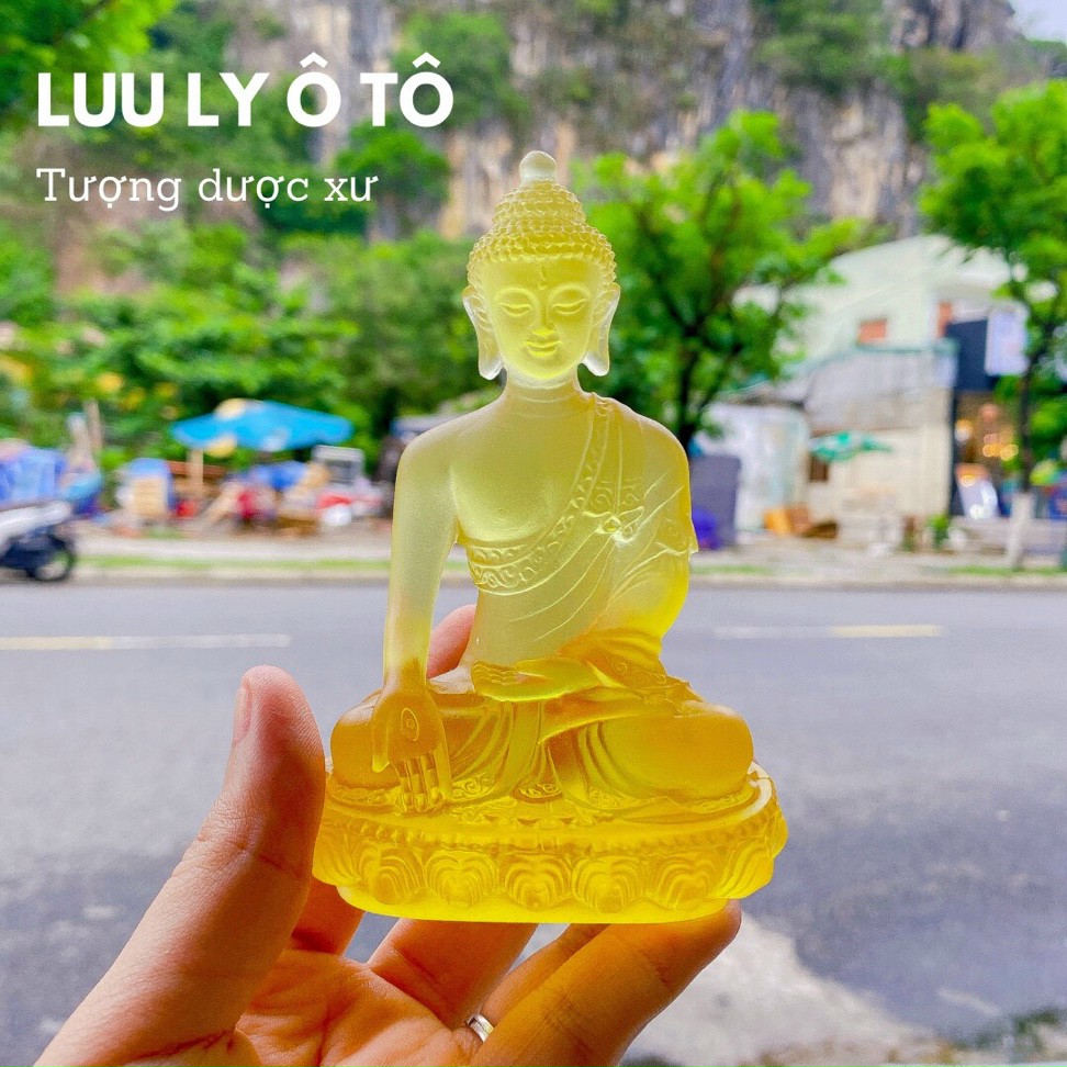 Tượng dược sư đá lưu ly trưng bày ô tô