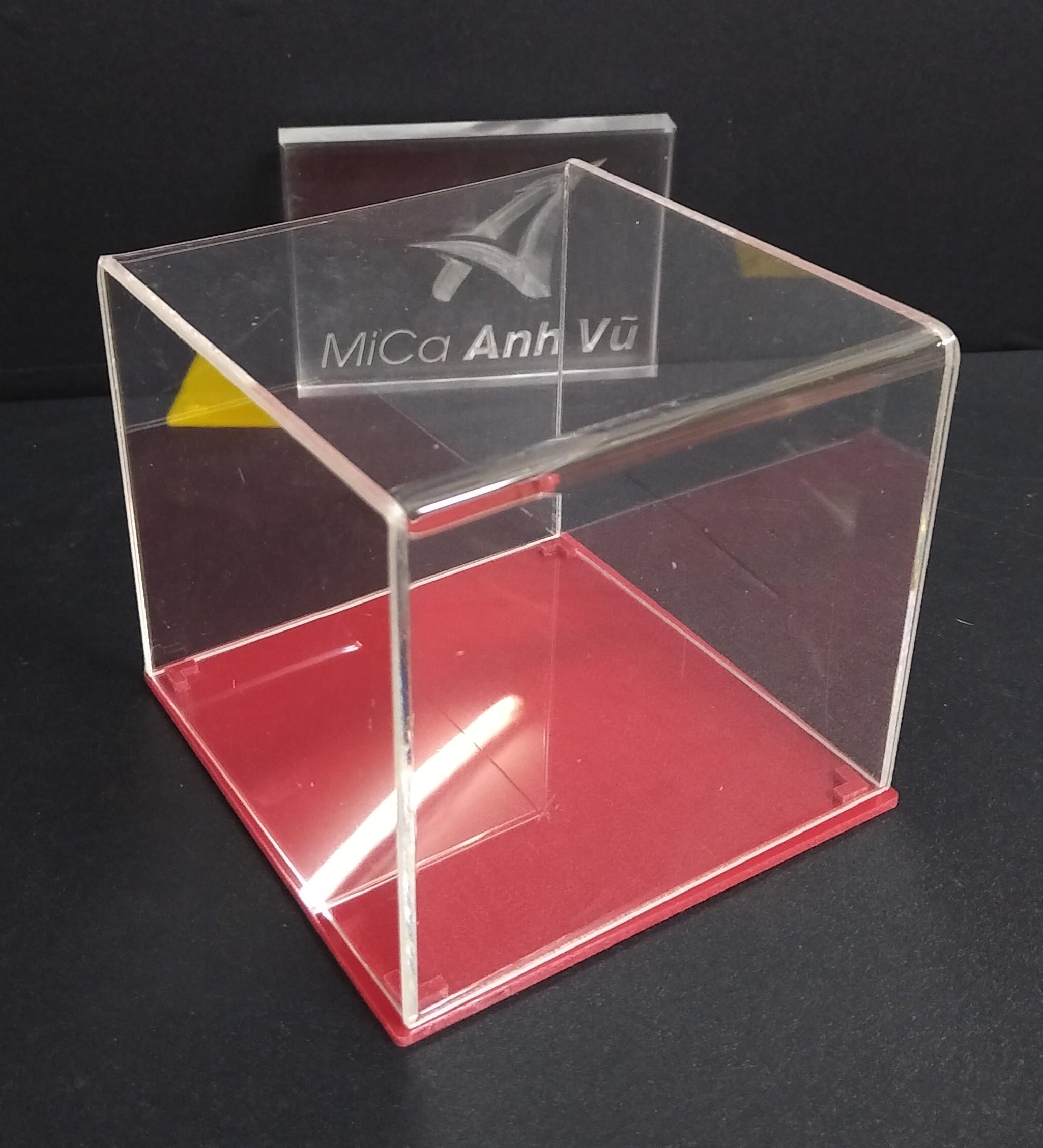 Hộp trưng bày mica trong 20x20x20cm đế các màu