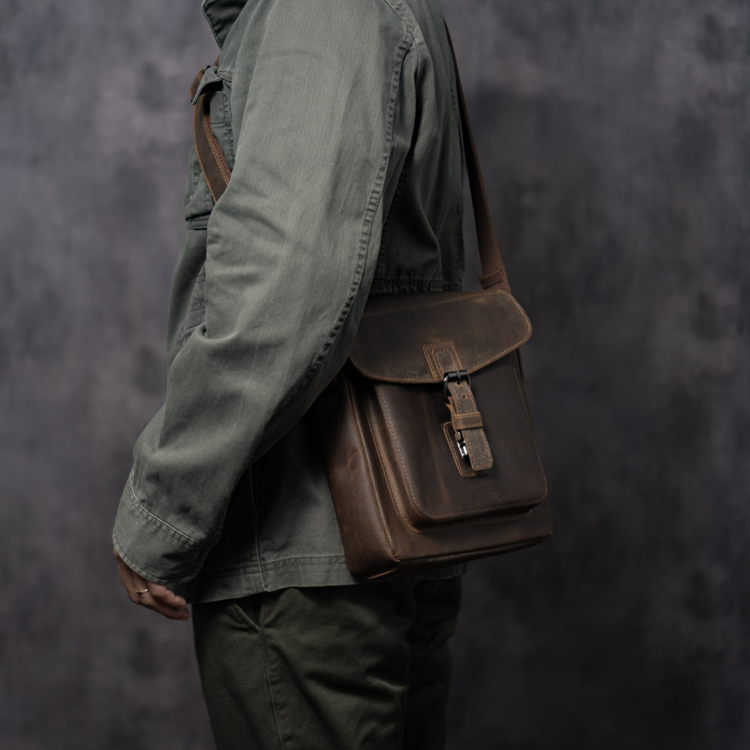 Túi đeo chéo da bò nam cao cấp | Messenger bag basic 10.5in | Manuk leather