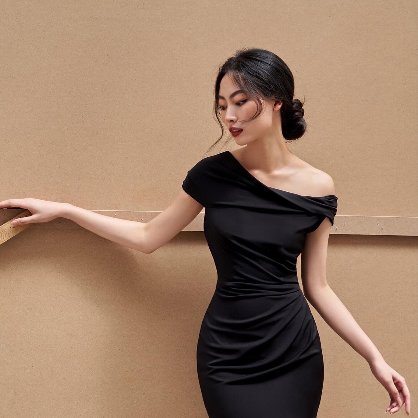 Đầm lệch vai ôm body đi tiệc màu hồng/đen