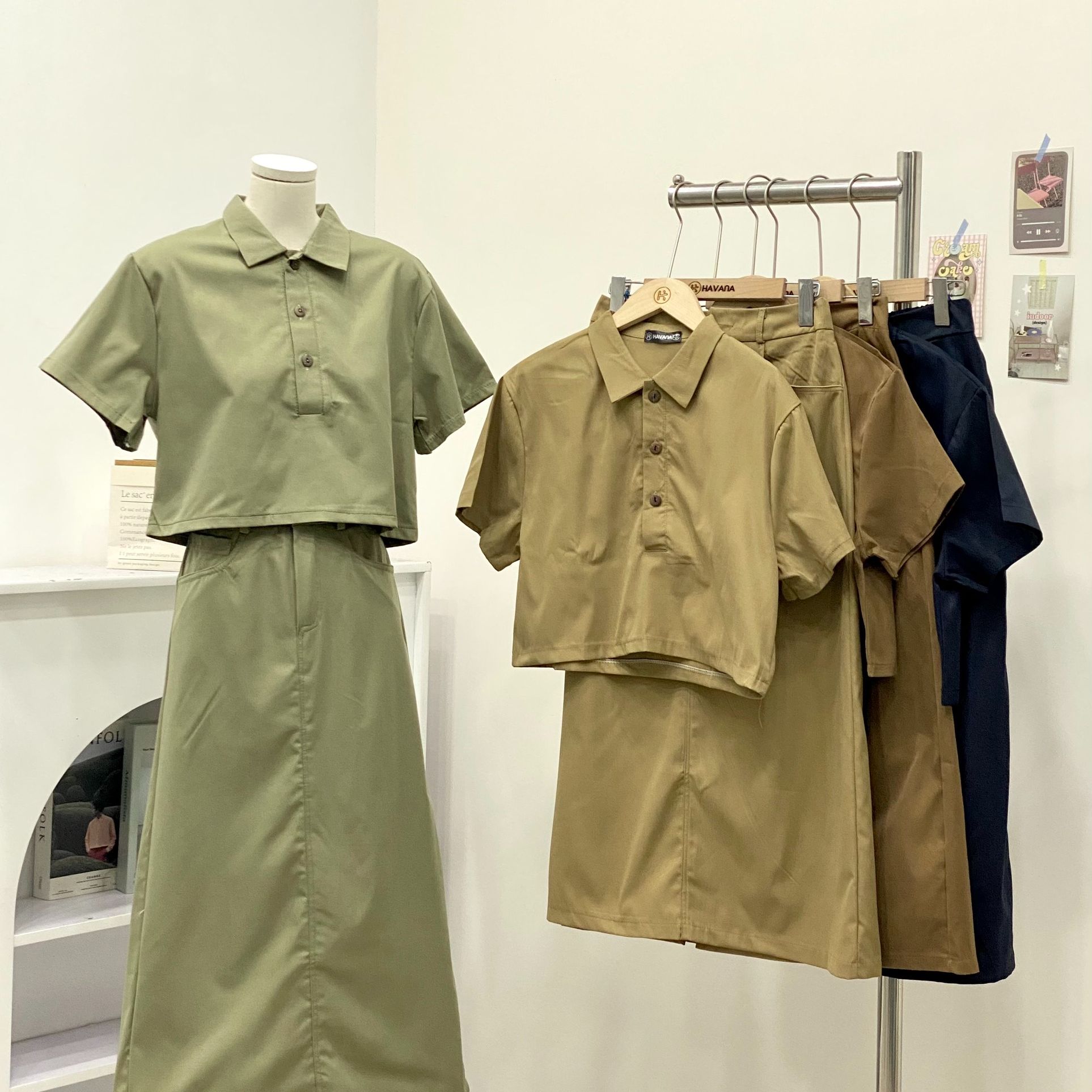 Set áo croptop kiểu polo kèm chân váy dáng dài form A có hai túi sau SAT130