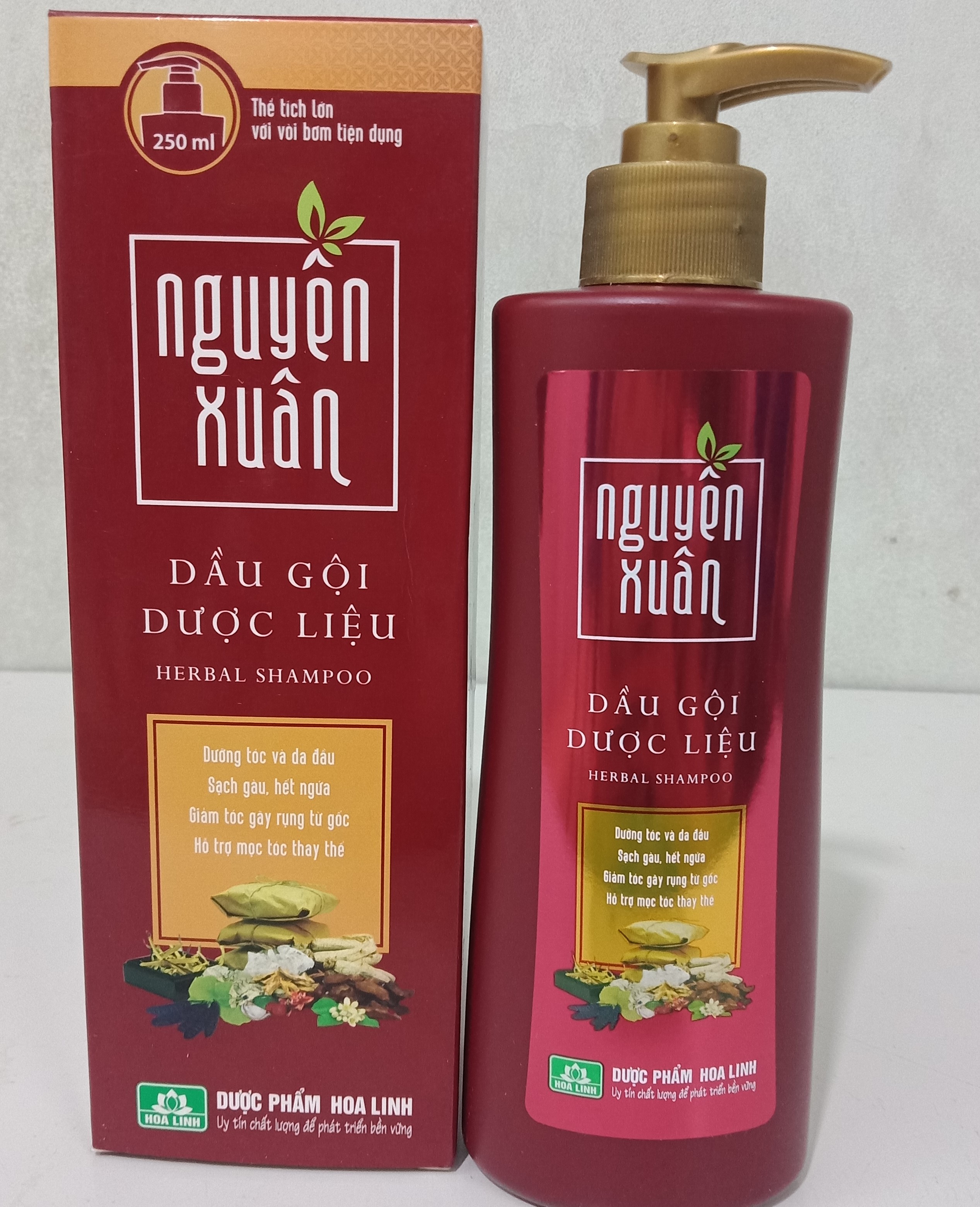 Dầu gội NGUYÊN XUÂN, kích thích mọc tóc, hỗ trợ ngăn ngừa rụng tóc,  ngứa da đầu, chai 250 ml chứa cỏ mần trầu, hương nhu ( màu nâu)