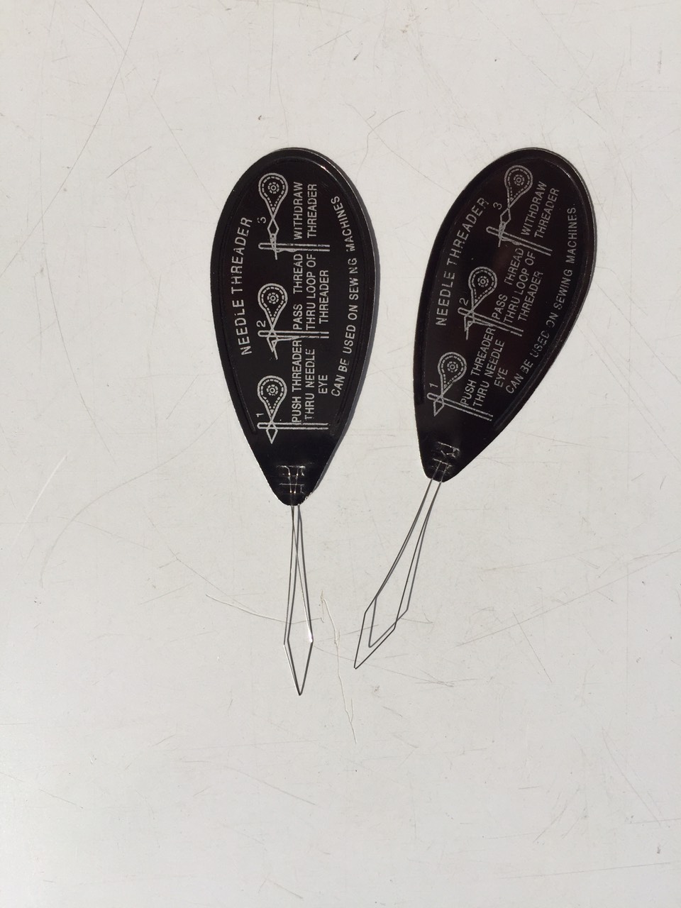 Dụng cụ xỏ chỉ vào kim may tay, kim may máy, rất dể xỏ, chắc chắn, dể xỏ, nhỏ gọn, tiện dụng