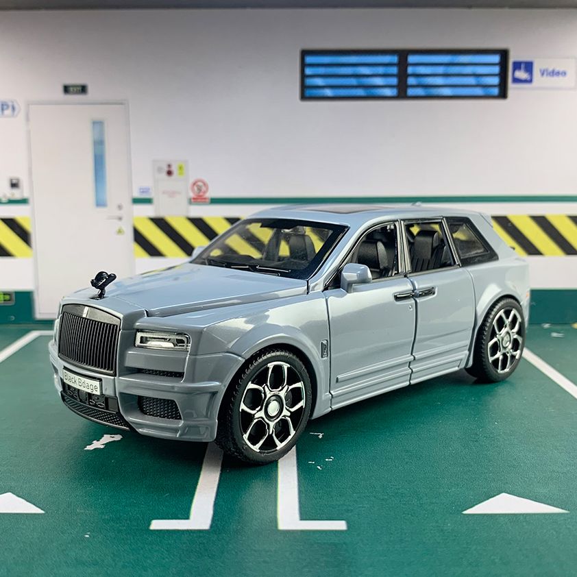Mô hình xe Rolls Royce Cullinan tỉ lệ 1:32 kèm đế và hộp mica