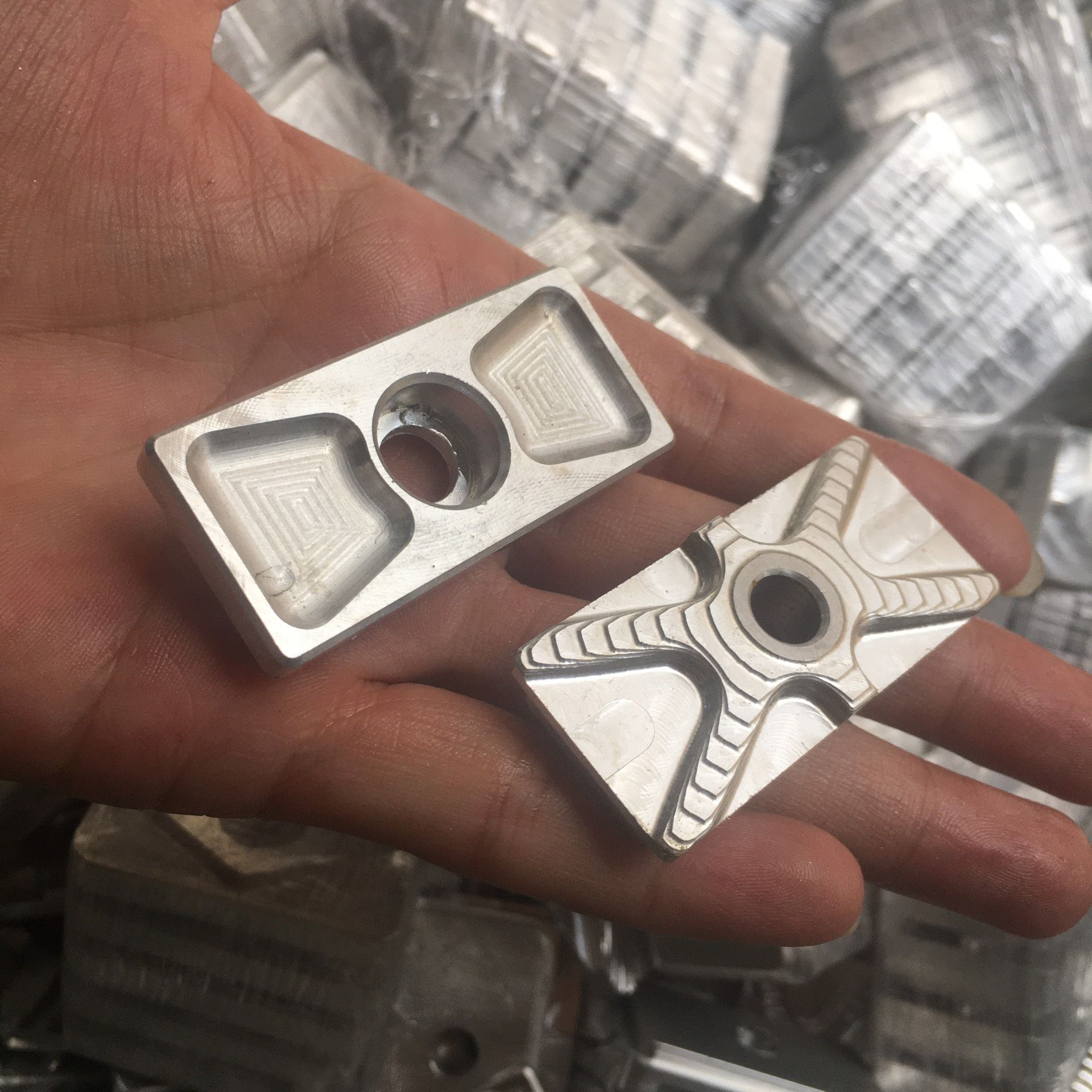 KHO NẮP TĂNG SÊN ÂM tặng kèm đủ bộ ốc vít để lắp đặt có nhiều mẫu cho mọi dòng xe nhôm CNC cứng cáp dày hoạ tiết nổi bật thị trường ưachuộng