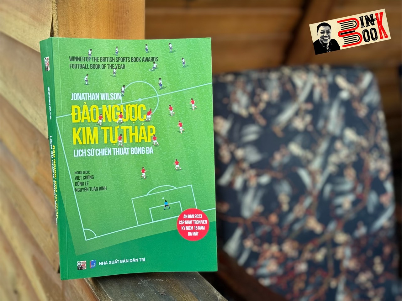 (Football Book Of The Year) ĐẢO NGƯỢC KIM TỰ THÁP – LỊCH SỬ CHIẾN THUẬT BÓNG ĐÁ (Ấn bản 2023 cập nhật trọn vẹn kỷ niệm 15 năm ra mắt) - Jonathan Wilson – dịch giả Việt Cường, Dũng Lê và Nguyễn Tuấn Bình – Bình Book