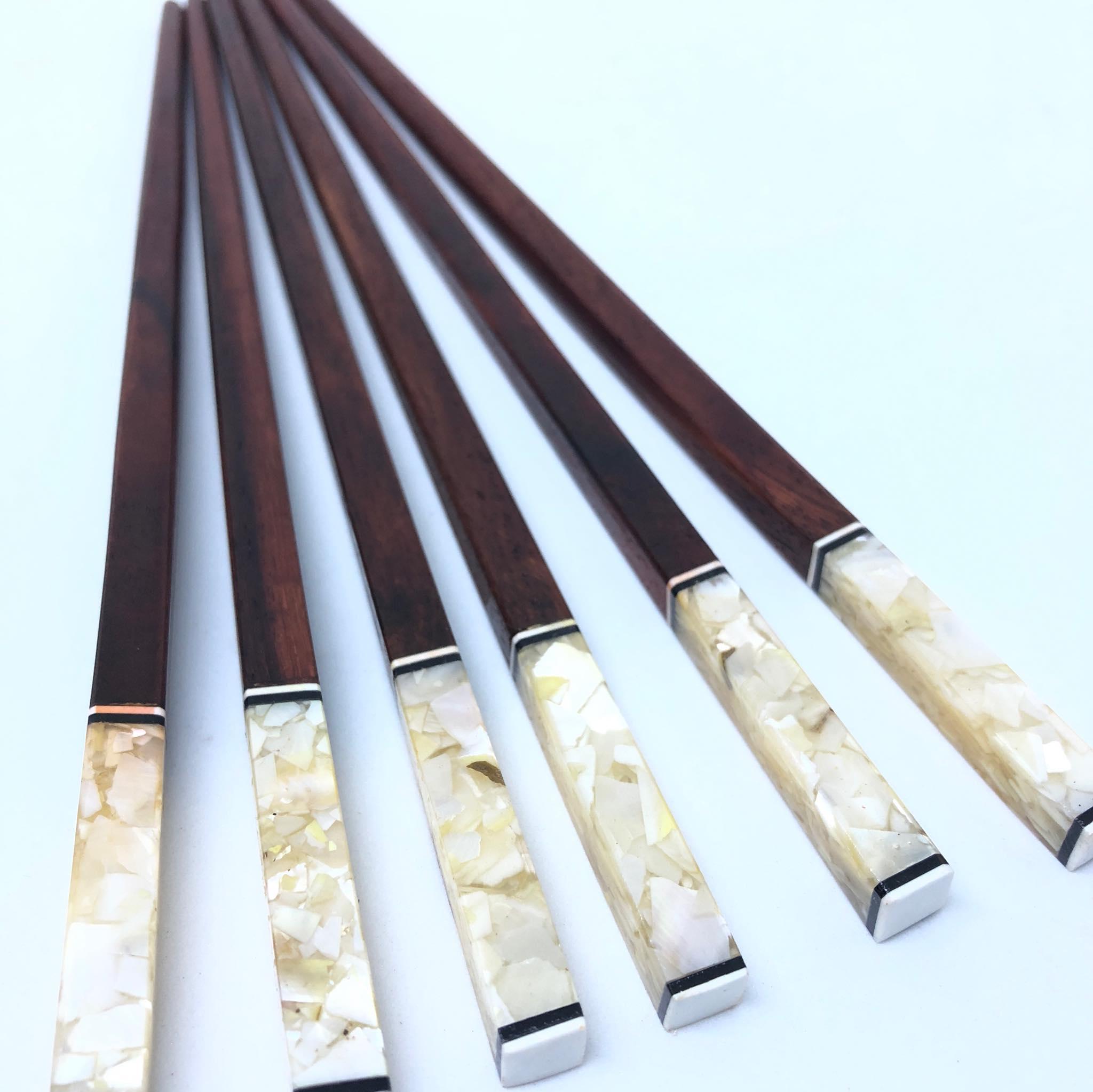 Đũa ăn gỗ Cẩm lai cao cấp đầu vuông gắn trai biển trắng - 10 đôi